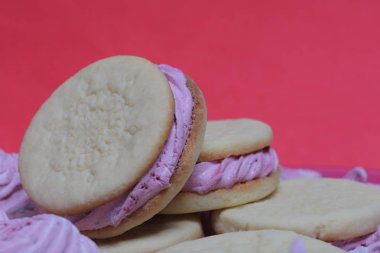 Pişmiş marshmallowlu sandviç. Tabakta yatıyorlar..