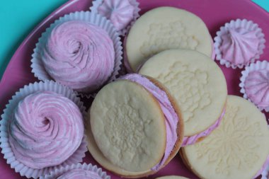 Pişmiş marshmallowlu sandviç. Tabakta yatıyorlar. Tabakta bir sonraki çeşitli boyutlarda bir marshmallow olduğunu.