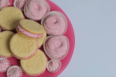 Pişmiş marshmallowlu sandviç. Tabakta yatıyorlar. Tabakta bir sonraki çeşitli boyutlarda bir marshmallow olduğunu.