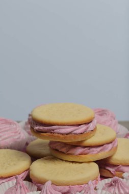 Pişmiş marshmallowlu sandviç. Tabakta yatıyorlar. Tabakta bir sonraki çeşitli boyutlarda bir marshmallow olduğunu.