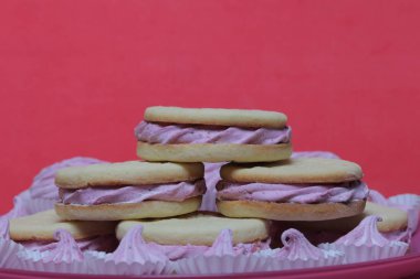 Pişmiş marshmallowlu sandviç. Tabakta yatıyorlar. Tabakta bir sonraki çeşitli boyutlarda bir marshmallow olduğunu.