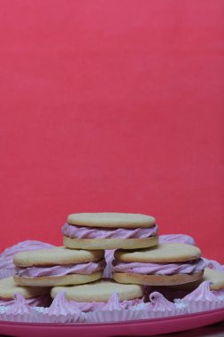 Pişmiş marshmallowlu sandviç. Tabakta yatıyorlar. Tabakta bir sonraki çeşitli boyutlarda bir marshmallow olduğunu.