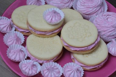 Pişmiş marshmallowlu sandviç. Tabakta yatıyorlar. Tabakta bir sonraki çeşitli boyutlarda bir marshmallow olduğunu.