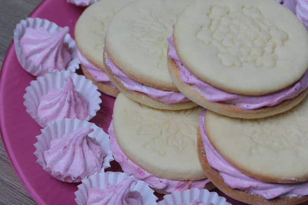 Sandwich marshmallow yang dimasak. Mereka berbaring di piring. Selanjutnya di piring adalah marshmallow dari berbagai ukuran . — Stok Foto