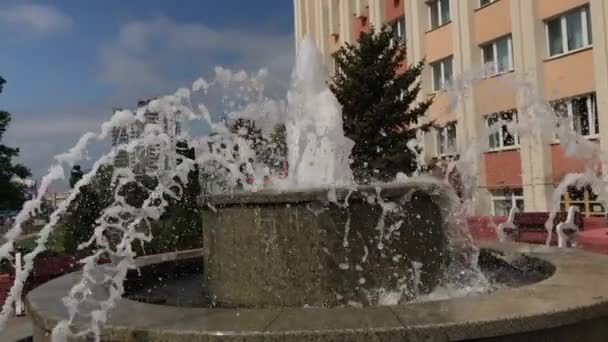 Arbeitender Brunnen Einer Belebten Stadtstraße Zeitlupe Der Nähe Des Hochhauses — Stockvideo