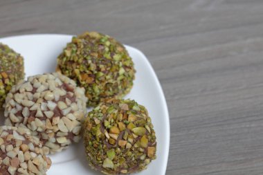 Ev yapımı tatlılar. Fıstık ve antep fıstığı bir kırıntı ile Çikolata yer mantarı.