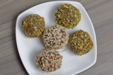 Ev yapımı tatlılar. Fıstık ve antep fıstığı bir kırıntı ile Çikolata yer mantarı.