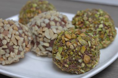 Ev yapımı tatlılar. Fıstık ve antep fıstığı bir kırıntı ile Çikolata yer mantarı.