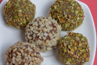 Ev yapımı tatlılar. Fıstık ve antep fıstığı bir kırıntı ile Çikolata yer mantarı.