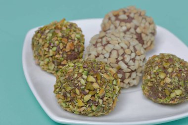 Ev yapımı tatlılar. Fıstık ve antep fıstığı bir kırıntı ile Çikolata yer mantarı.