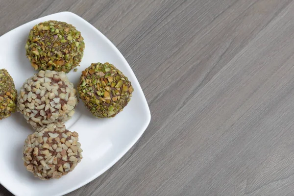 Dulces caseros. Trufas de chocolate con miga de cacahuetes y pistachos . — Foto de Stock