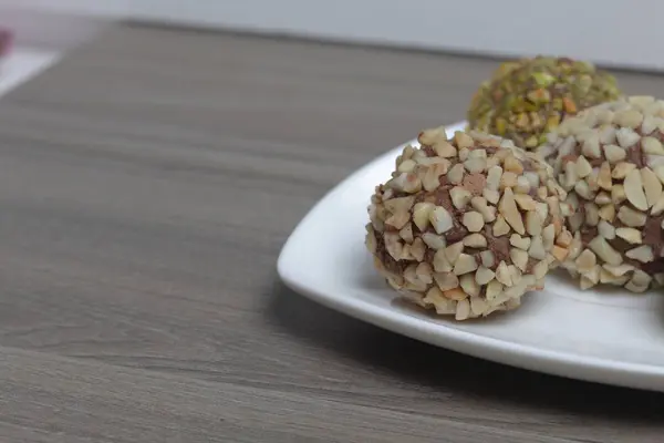 Dulces caseros. Trufas de chocolate con miga de cacahuetes y pistachos . — Foto de Stock