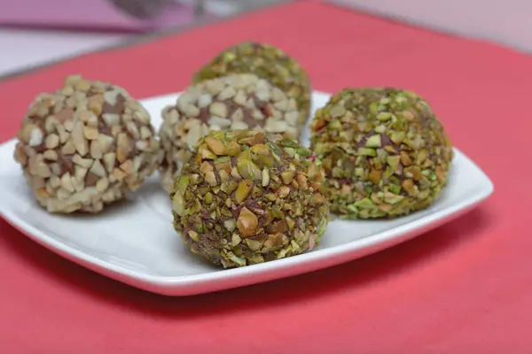 Dulces caseros. Trufas de chocolate con miga de cacahuetes y pistachos . — Foto de Stock