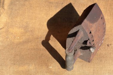 Kömürler üzerinde çalışan nadir demir. Kaba bir bezin üzerinde duruyor..