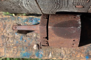 Kömürler üzerinde çalışan nadir demir. Eski bir ahşap ahırın arka planında duruyor..