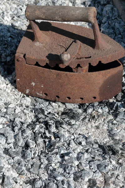 稀有的铁在煤上工作。在灭绝的煤炭背景下. — 图库照片