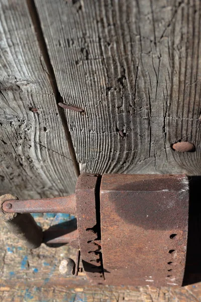 Ferro raro a trabalhar em brasas. Fica no fundo de um velho celeiro de madeira . — Fotografia de Stock