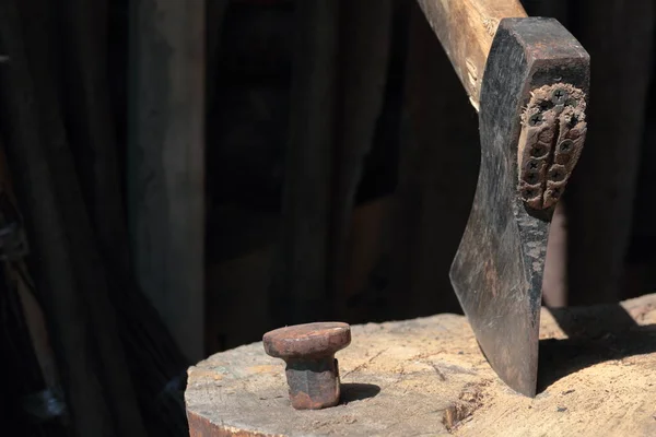 斧被锤成一个木制甲板。接下来是铆接一个丝钉的锤子铁锤. — 图库照片