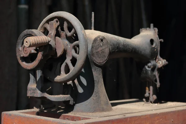 Old sewing machine, with manual drive. Covered with corrosion, dust and cobwebs. — Stock Photo, Image