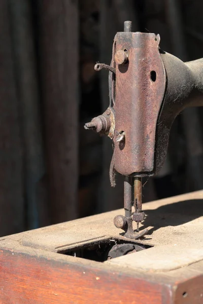 Máquina de coser vieja, con accionamiento manual. Cubierto de corrosión, polvo y telarañas . — Foto de Stock