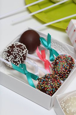 Pasta bir hediye kutusuna paketlenmiş, örgü bir yay ile süslenmiş açılır.