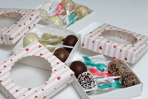 Pastel pops decorado con un lazo de trenza, embalado en una caja de regalo . — Foto de Stock