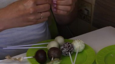 Ev yapımı kek hediye kutularında paketlenmiş açılır. Şeker siyah beyaz çikolata ile kaplı. Farklı bir renk pansuman ile dekore.