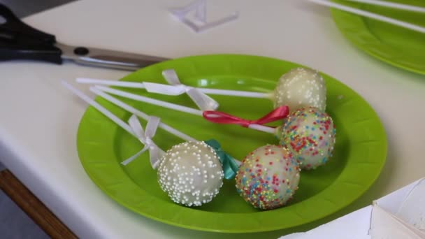 Eine Frau Verziert Schleifen Aus Geflochtenen Cake Pops Die Auf — Stockvideo