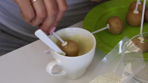 Een Vrouw Dompelen Een Popcake Blank Witte Chocolade Volgende Tafel — Stockvideo