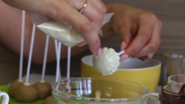 Kobieta Stawia Biały Wisienką Ciasto Wyskakuje Pokryte Białą Czekoladą Równomierne — Wideo stockowe