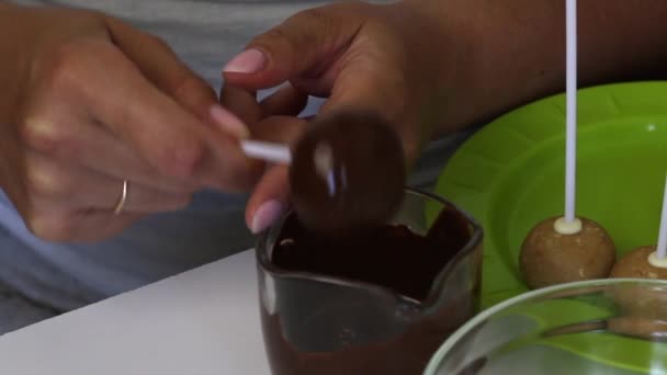 Een Vrouw Schudt Cake Pops Pure Chocolade Voor Gelijkmatige Verdeling — Stockvideo