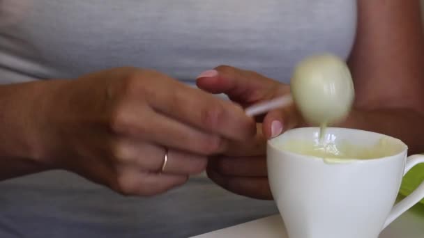 Kobieta Trzęsie Ciasto Wyskakuje Białej Czekoladzie Dla Równomierny Rozkład Czekolady — Wideo stockowe