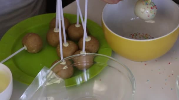 Een Vrouw Hagelslag Popcake Met Witte Chocolade Een Gekleurde Dressing — Stockvideo