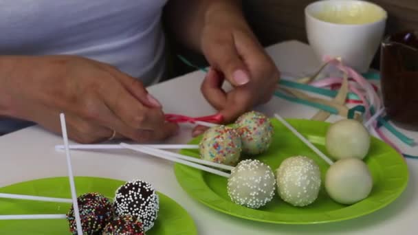 Selbstgemachte Cake Pops Liegen Vor Dem Einpacken Auf Den Tellern — Stockvideo