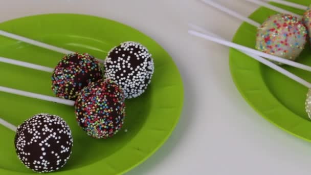 Zelfgemaakte Cake Pops Liggen Platen Voor Het Inpakken Snoep Bedekt — Stockvideo
