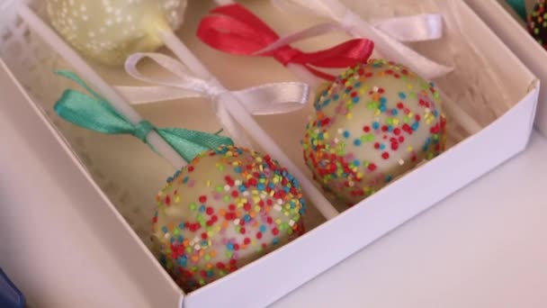 Zelfgemaakte Cake Pops Verpakt Geschenkdozen Snoep Bedekt Met Zwarte Witte — Stockvideo