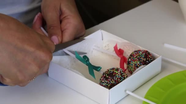 Женщина Кладёт Пирожные Подарочную Коробку Конфеты Украшены Различными Цветовыми Соусами — стоковое видео