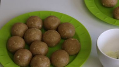 Tabakta yoğunlaştırılmış sütlü bisküvi topları vardır. Pasta pops için boşluklar. Sonraki şeker için çubukları vardır.