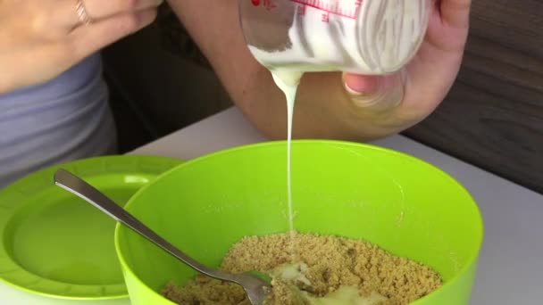 Mujer Añade Leche Condensada Miga Galletas Fundamentos Cocina Para Torta — Vídeo de stock