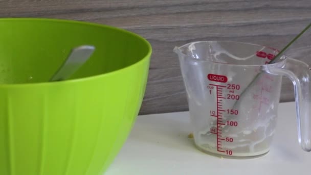 Тарелке Заготовки Пирожных Яйца Печенья Сгущённое Молоко — стоковое видео