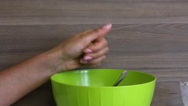 Una Donna Rotola Palle Biscotti Con Latte Condensato Nelle Mani — Video Stock