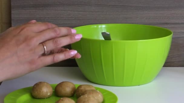 Een Vrouw Rolt Ballen Van Koekjes Met Gecondenseerde Melk Haar — Stockvideo