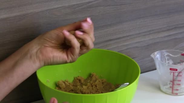 Женщина Катит Шарики Печеньем Сгущенным Молоком Руках Основы Приготовления Кексов — стоковое видео