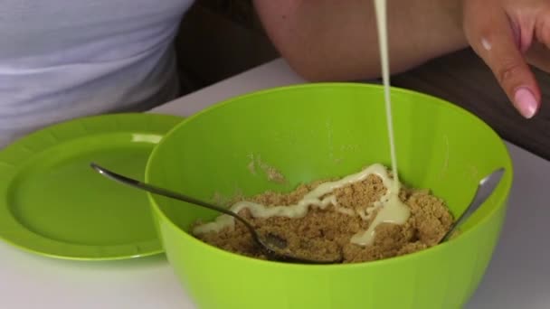 Eine Frau Mischt Einen Kekskrümel Mit Kondensmilch Kochgrundlagen Für Cake — Stockvideo