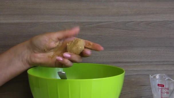 Bir Kadın Eline Topları Yuvarlar Pasta Için Boşluklar Patlar Hazır — Stok video