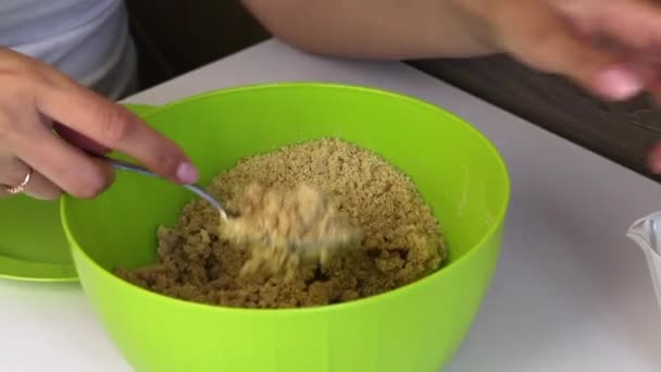 Een Vrouw Mengt Een Koekjes Kruimel Met Gecondenseerde Melk Koken — Stockvideo