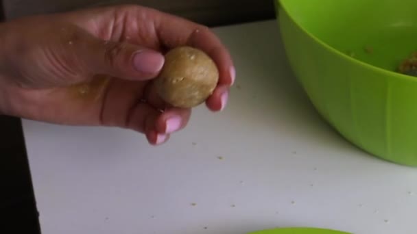 Una Mujer Forma Panqueques Blanco Bolas Galletas Con Leche Condensada — Vídeos de Stock