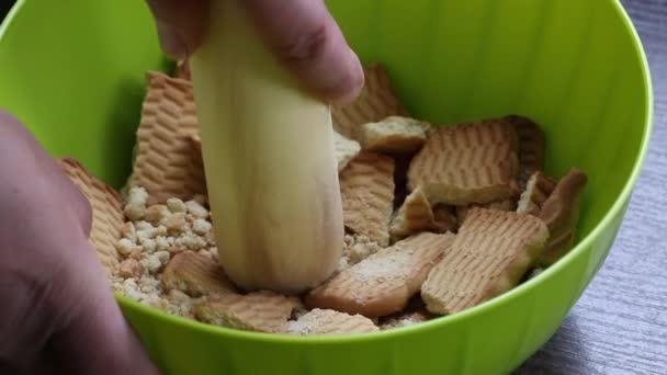 Homem Está Cortando Biscoitos Com Rolo Madeira Recipiente Cozinhar Bolachas — Vídeo de Stock