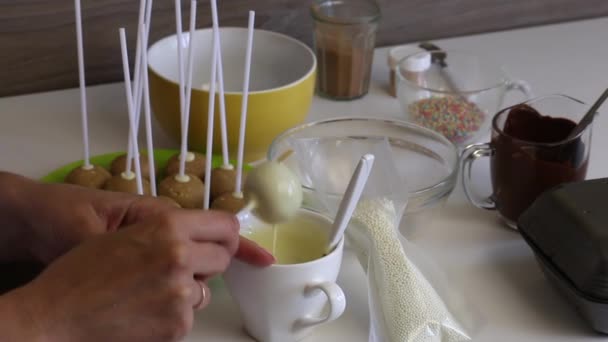 Seorang Wanita Mencelupkan Popcake Dalam Coklat Putih Yang Meleleh Sebarkan — Stok Video