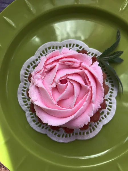 Cesto de bolo. Decorado com rosas de queijo creme e folhas de hortelã. Empilhado em uma placa branca retangular. Vista de cima . — Fotografia de Stock